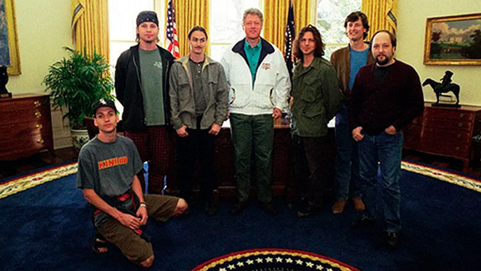 PEARL JAM VISITED PRESIDENT CLINTON (1994)